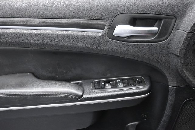 Used 2019 Chrysler 300 Touring w/ Chrome Appearance Package RWD image 8