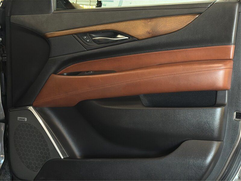 Used 2020 Cadillac Escalade ESV Premium Luxury AWD/4WD image 19