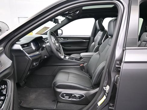 Used 2024 Jeep Grand Cherokee L Overland w/ Luxury Tech Group IV image 12