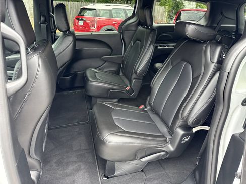 Used 2025 Chrysler Pacifica Select FWD image 10