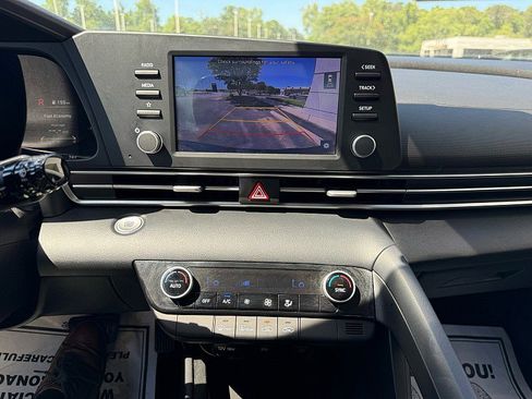 Used 2022 Hyundai Elantra SEL FWD image 18