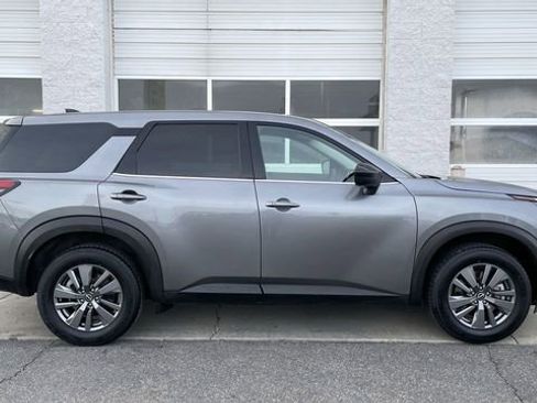 Used 2024 Nissan Pathfinder S image 1