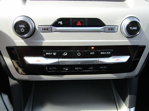 Used 2024 Ford Explorer XLT w/ Equipment Group 202A AWD/4WD image 30