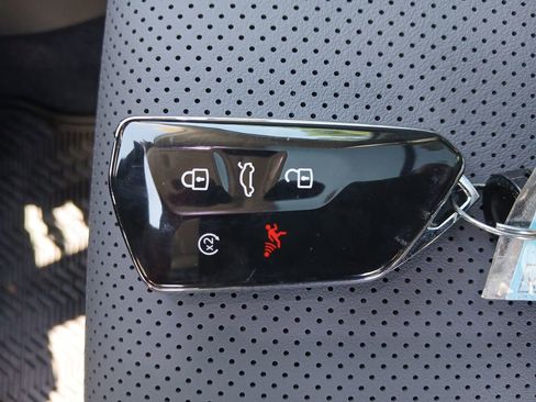 New 2025 Volkswagen Tiguan SE image 28