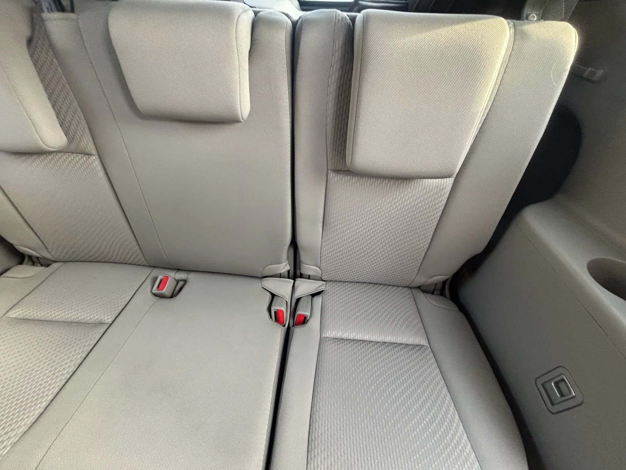 Used 2018 Toyota Highlander LE w/ Carpet Mat Package (TMS) AWD/4WD image 24