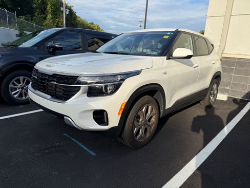 Certified 2025 Kia Seltos LX AWD/4WD image 3