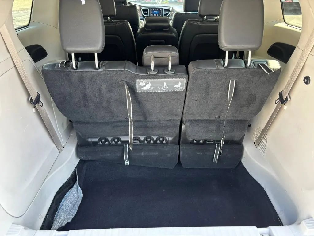 Used 2019 Chrysler Pacifica Touring-L FWD image 15