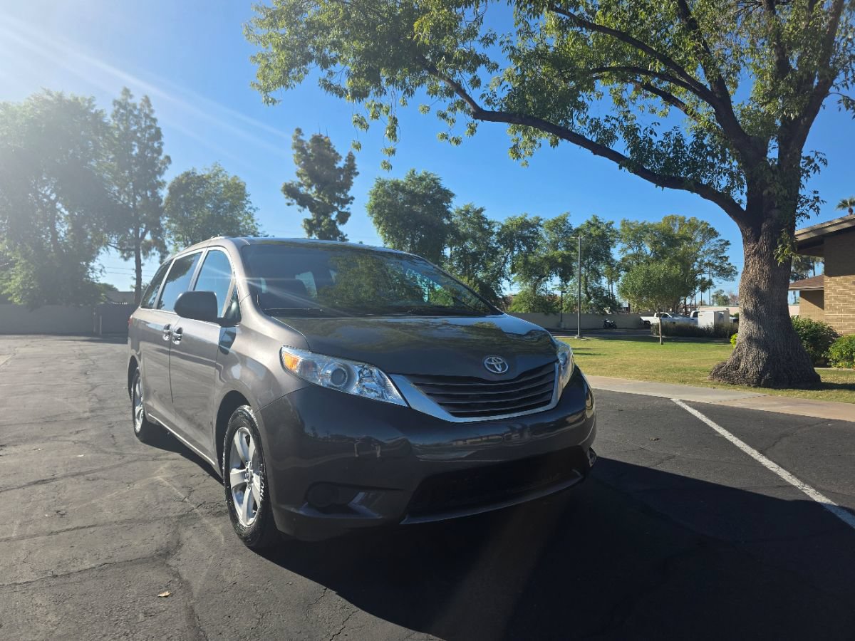 Used 2017 Toyota Sienna LE FWD image 1