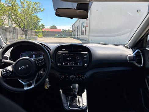 Used 2025 Kia Soul LX w/ LX Technology Package FWD image 27