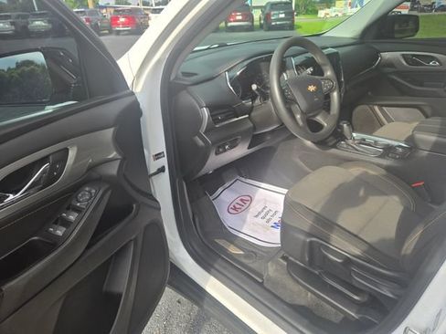 Used 2020 Chevrolet Traverse LS w/ LPO, Black Accent Package FWD image 4