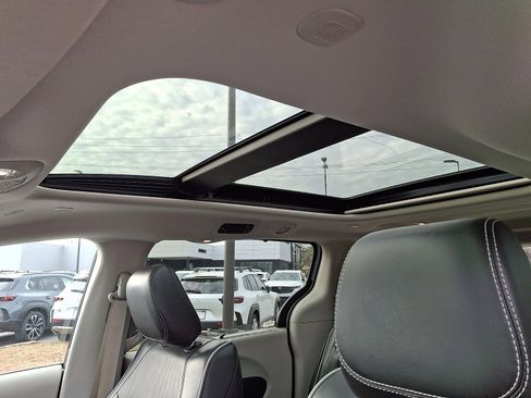 Used 2024 Chrysler Pacifica Limited image 16