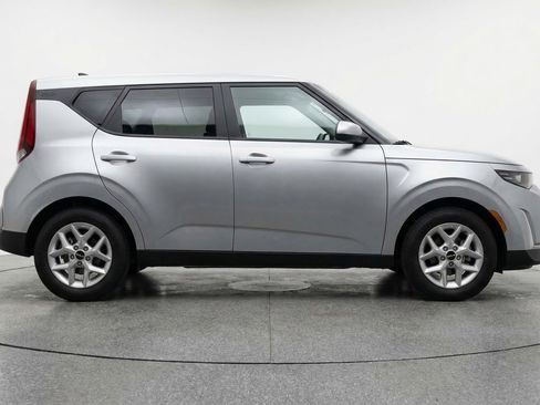 Used 2025 Kia Soul LX w/ LX Technology Package FWD image 11