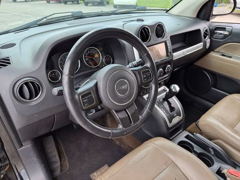 Used 2014 Jeep Compass Latitude FWD image 30