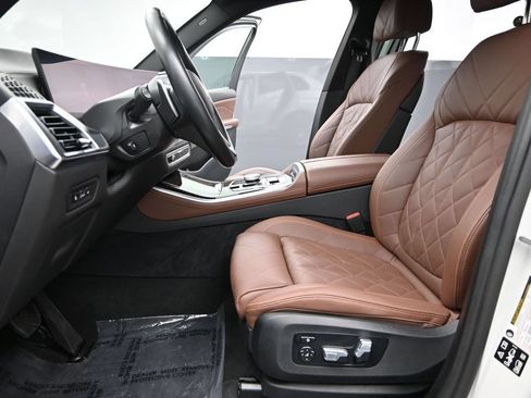 Used 2025 BMW X5 xDrive40i AWD/4WD image 16