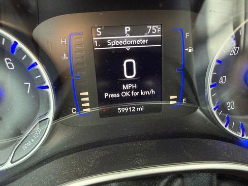 Used 2018 Chrysler Pacifica Touring-L w/ Tire & Wheel Group image 12