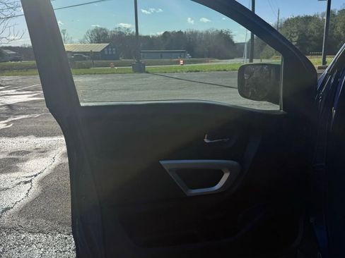 Used 2017 Nissan Titan SV image 18