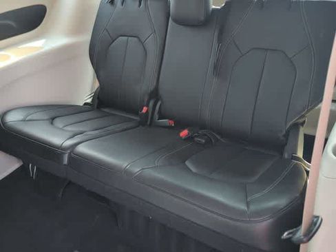 Used 2022 Chrysler Pacifica Touring-L AWD/4WD image 19