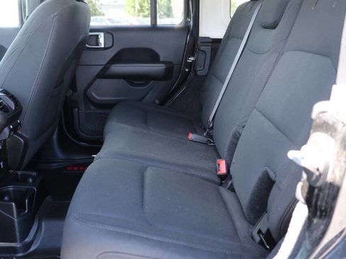 Used 2018 Jeep Wrangler Unlimited Sahara image 17