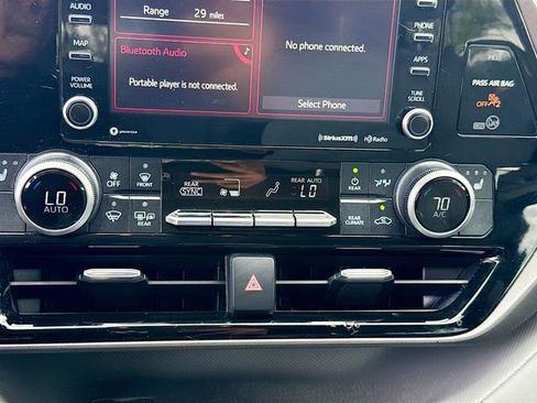 Used 2020 Toyota Highlander XLE FWD image 15