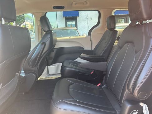 Used 2020 Chrysler Pacifica Touring-L FWD image 10