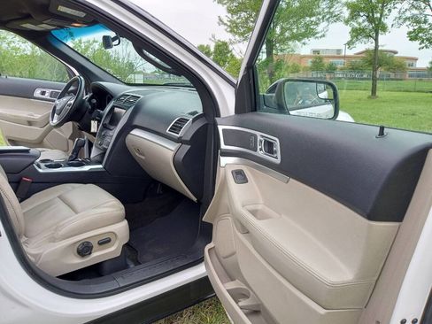 Used 2014 Ford Explorer XLT w/ Equipment Group 202A image 10