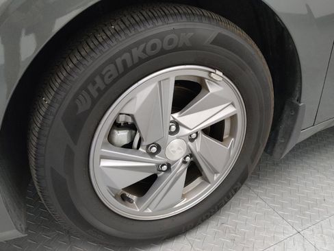 Used 2025 Hyundai Elantra SE FWD image 31