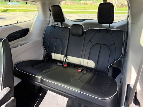 Used 2022 Chrysler Pacifica Limited AWD/4WD image 38