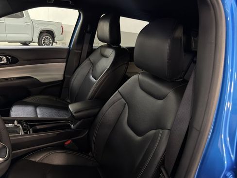 Used 2025 Jeep Compass Limited AWD/4WD image 13