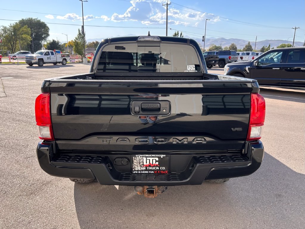 Used 2017 Toyota Tacoma TRD Sport AWD/4WD image 6
