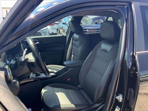 Used 2025 Chevrolet Trax LT w/ Driver Confidence Package FWD image 21