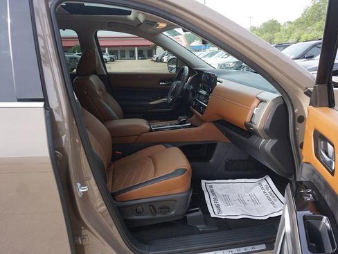 Used 2025 Nissan Pathfinder Platinum FWD image 20