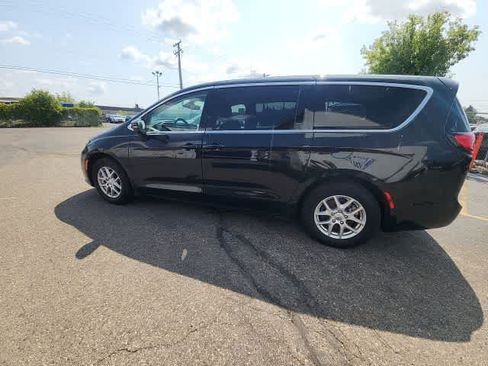 Used 2023 Chrysler Pacifica Touring-L FWD image 22