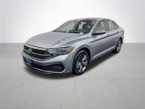 Used 2024 Volkswagen Jetta SE FWD image 2