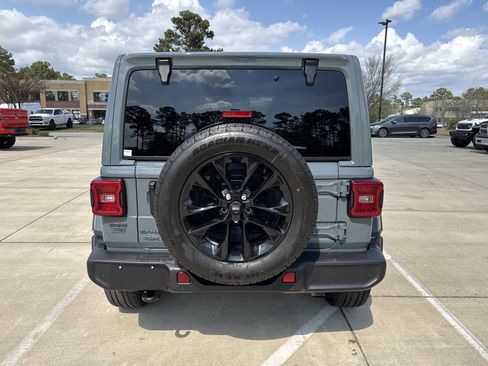 Used 2025 Jeep Wrangler Unlimited Sahara w/ Safety Group AWD/4WD image 8