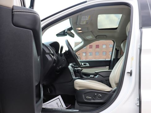 Used 2018 Ford Explorer Platinum AWD/4WD image 12