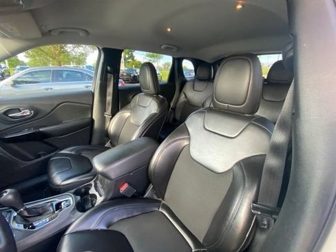 Used 2019 Jeep Cherokee Latitude Plus AWD/4WD image 5