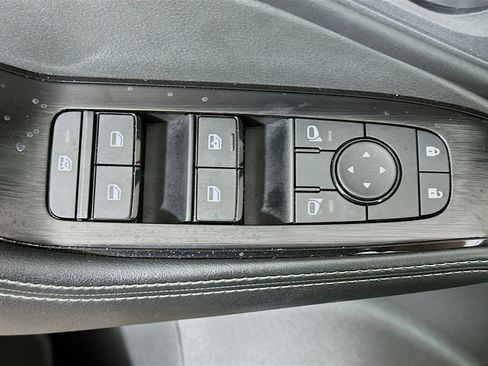 Used 2025 Nissan Rogue SV image 15