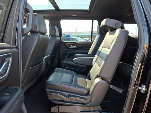 Used 2022 Chevrolet Suburban Z71 w/ Luxury Package image 10