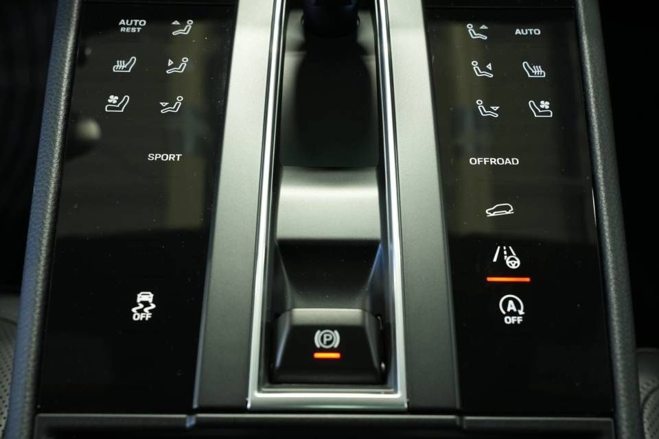 Certified 2026 Porsche Macan AWD/4WD image 22