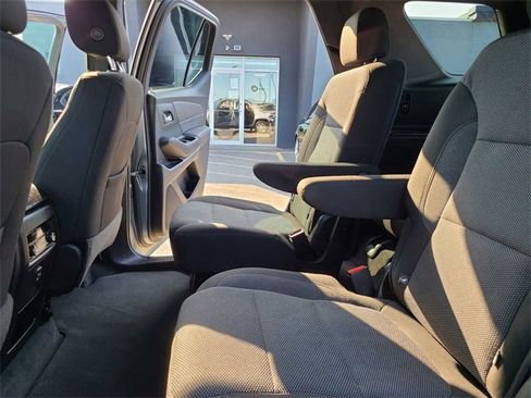 Used 2023 Chevrolet Traverse LT image 24