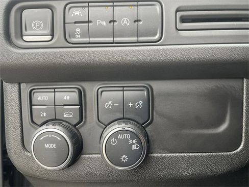 Used 2023 Chevrolet Suburban LT image 17