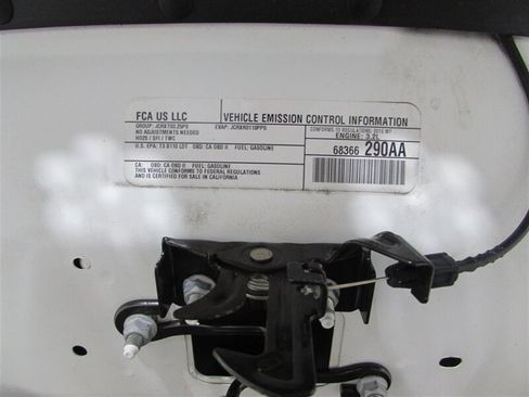 Used 2018 Jeep Cherokee Trailhawk image 17