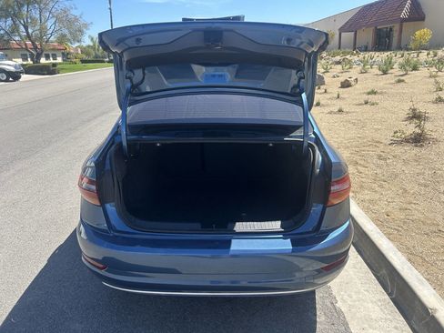 Used 2019 Volkswagen Jetta R-Line FWD image 2