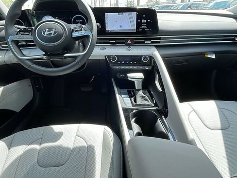 New 2025 Hyundai Elantra Limited image 17