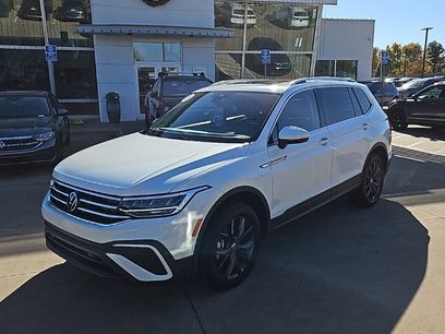 Used 2024 Volkswagen Tiguan SE w/ Panoramic Sunroof Package