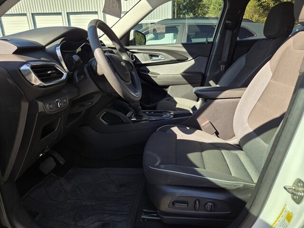 Used 2022 Chevrolet TrailBlazer LT w/ Convenience Package FWD image 3