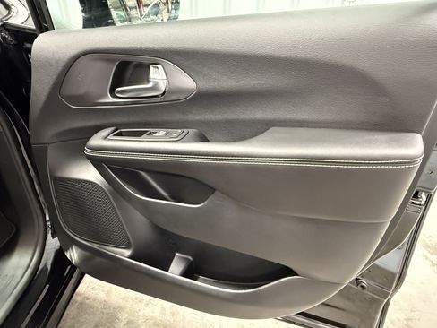 Used 2026 Chrysler Pacifica Select FWD image 9