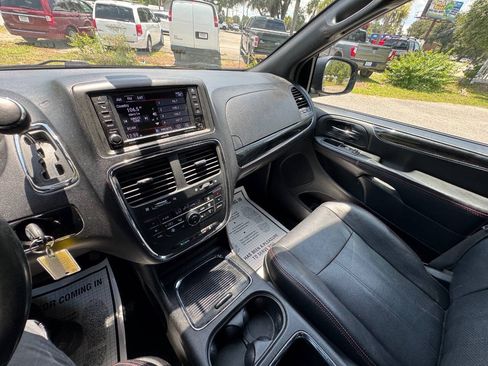 Used 2018 Dodge Grand Caravan GT FWD image 19