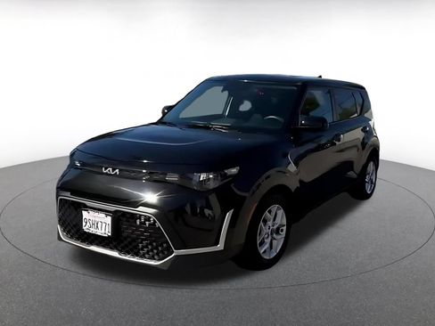 Used 2025 Kia Soul LX w/ LX Technology Package FWD image 7