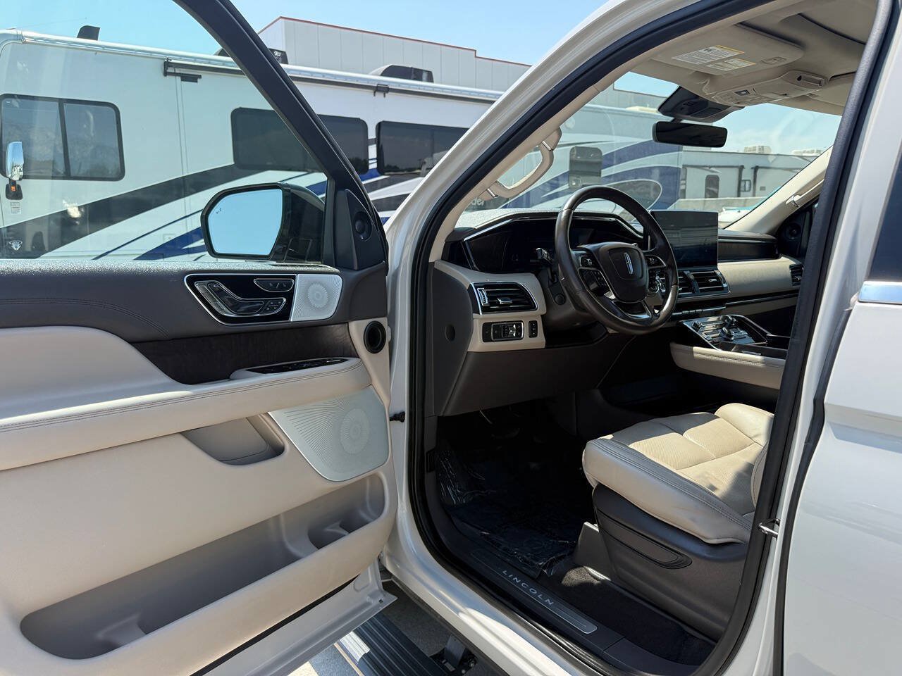Used 2022 Lincoln Navigator Reserve AWD/4WD image 14